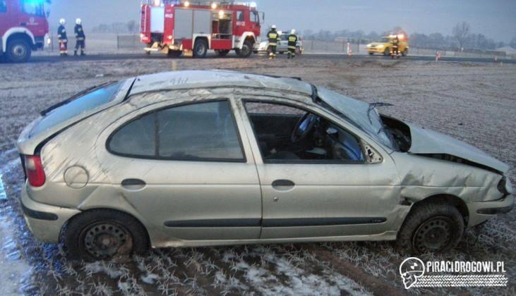 Nie dostosował prędkości i koziołkował na polu!