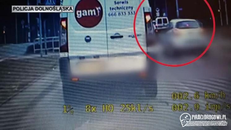 Wyprzedził inne auta przed skrzyżowaniem, zamiast czekać. Trafił na radiowóz.