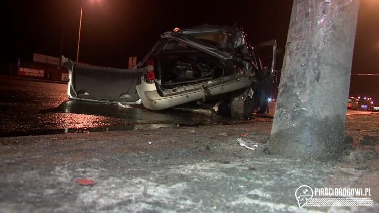 Stracił panowanie i uderzył w slup. Zginęła pasażerka.