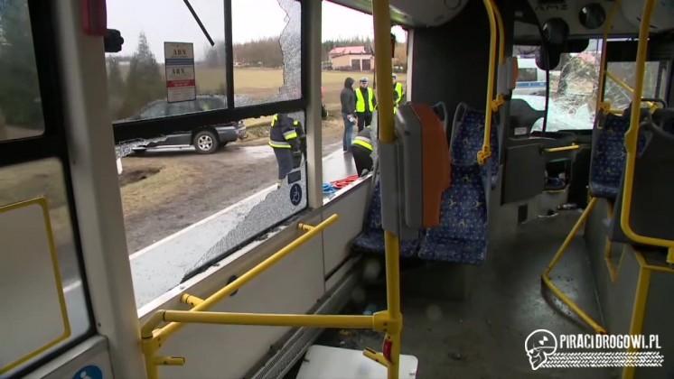 Czołowy wypadek BMW z autobusem miejskim! 13 osób rannych.