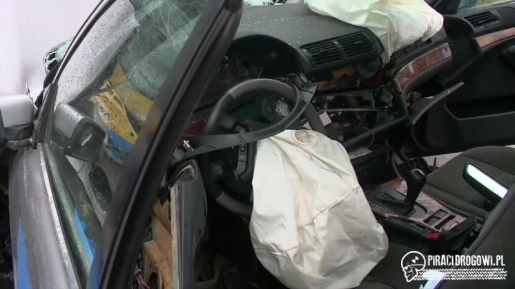 Czołowy wypadek BMW z autobusem miejskim! 13 osób rannych.