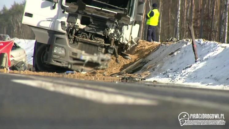 Tragiczny wypadek w Dybkach. Po wystrzale opony w ciężarówce, zginęły 3 osoby!
