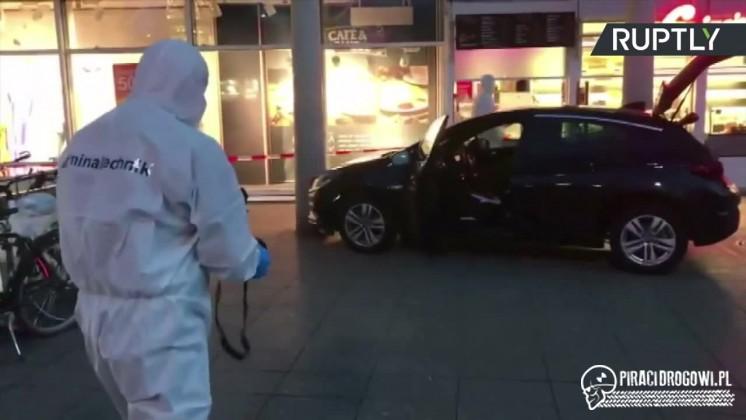 Wjechał samochodem w pieszych, potem atakował ich nożem. Został postrzelony.