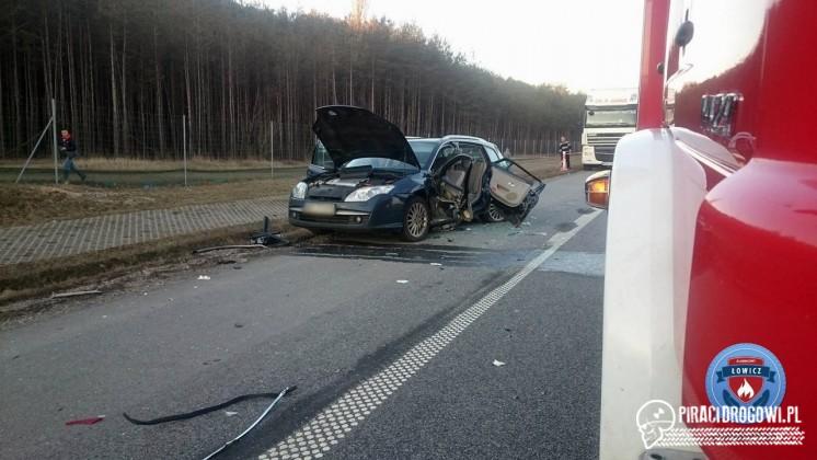 Ciężarowe renault wjechało w osobówkę stojącą na pasie awaryjnym na autostradzie