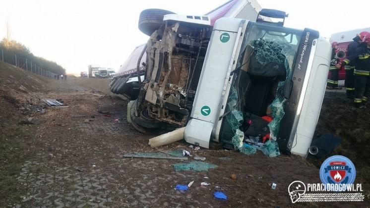 Ciężarowe renault wjechało w osobówkę stojącą na pasie awaryjnym na autostradzie