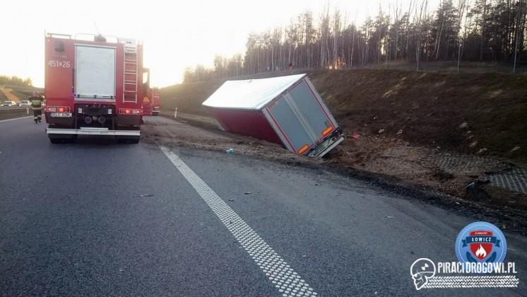 Ciężarowe renault wjechało w osobówkę stojącą na pasie awaryjnym na autostradzie