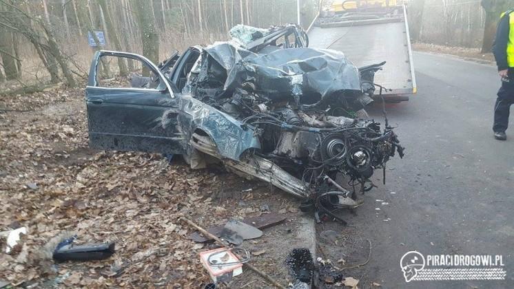 Ten wrak to BMW. Kierowca ściął drzewo i wypadł z rozbitego auta!