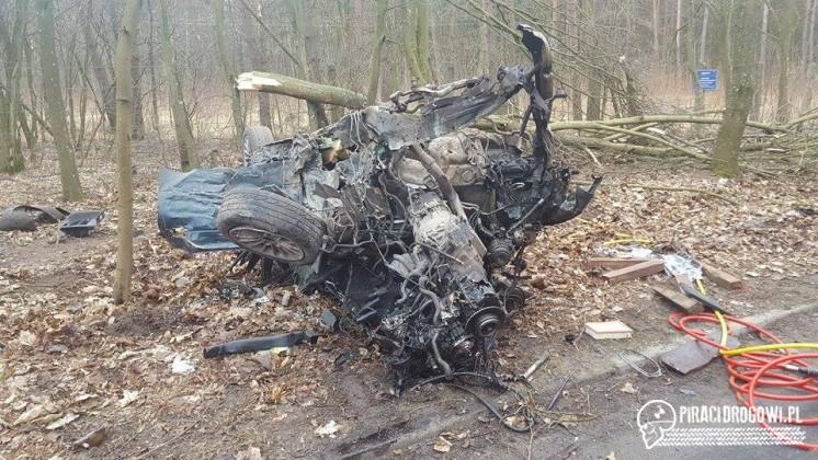 Ten wrak to BMW. Kierowca ściął drzewo i wypadł z rozbitego auta!