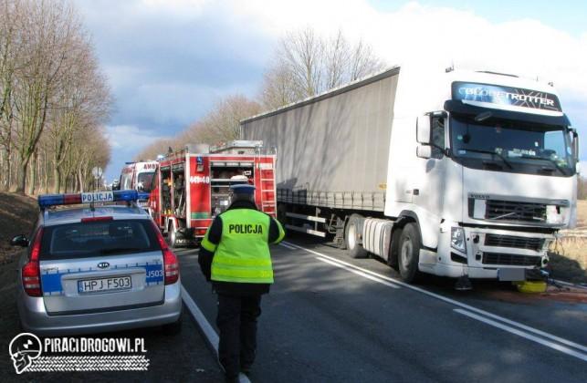 Czołowe zderzenie z TIR-em na krajowej 45. Kierowca osobówki nie miał szans!
