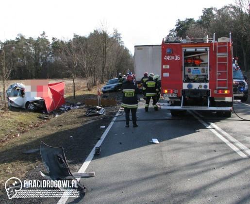 Czołowe zderzenie z TIR-em na krajowej 45. Kierowca osobówki nie miał szans!
