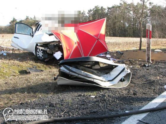 Czołowe zderzenie z TIR-em na krajowej 45. Kierowca osobówki nie miał szans!