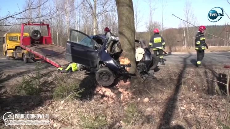 Czołowe zderzenie z drzewem. 29-latek nie miał szans na przeżycie.