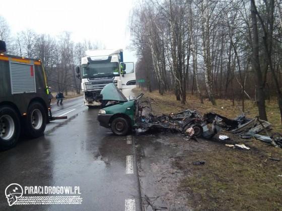 Dwie osoby spłonęły w osobówce