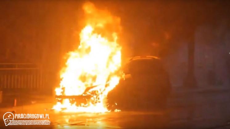 Groźny pożar samochodu we Wrocławiu